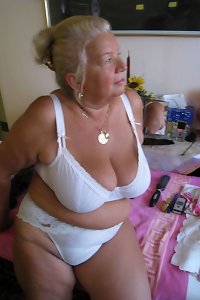 GEILE OMAS MIT RIESENTITTEN